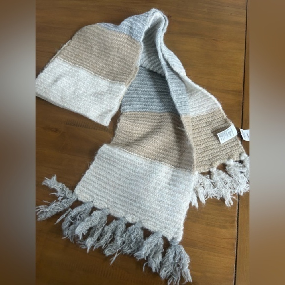 NWT AE Beige and Cream Knit Scarf with Fringe